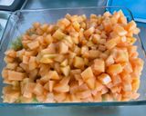 Une image de l'étape 8 de Salade de fruits aux deux melons, raisins et abricots.