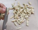 Foto langkah ke 4 dari resep Kue bawang gunting renyah gurih.