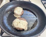 Foto del paso 2 de la receta: Hamburger Homemeda rellenos de queso suizo