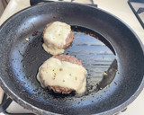 Foto del paso 2 de la receta: Hamburger Homemeda rellenos de queso suizo