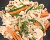 Foto del paso 1 de la receta: Fideos vermicelli salteados con verduras y pollo 🍲