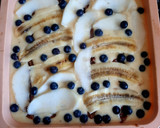 Foto del paso 4 de la receta: Torta húmeda de frutas y Dulce de leche 🍌🍐🫐