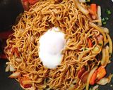 A picture of step 5 of Yakisoba with sunny side up egg.