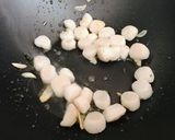Hình bước làm 1 của món Cơm Chiên Cà Chua & Cồi Sò Điệp