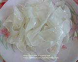 รูปขั้นตอนการทำที่ 1 ของ ก๋วยเตี๋ยวเส้นใหญ่ผัดน้ำพริกเผา