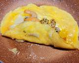 Foto del paso 3 de la receta: Tortilla de queso y langostinos picantitos