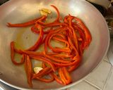 Foto del passaggio 1 della ricetta Spaghetti in padella 30 sgombro peperone limone