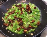 Une image de l'étape 8 de Saucisses fumées aux poivrons verts, tomates séchées et courgette.