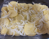 Foto del paso 2 de la receta: Pescado al horno con patatas y cebolla 🐟 🥔 🧅
