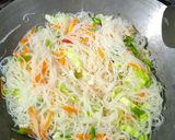 Foto langkah ke 4 dari resep Bihun Goreng.
