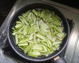 লাউ খোসা ইলিশ মাছের ল্যাজা দিয়ে ভাজি (lau khosa illish macher lyaja bhaji recipe in Bengali) রেসিপির ধাপ 3 ছবি