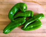 Foto del paso 1 de la receta: Huevos rotos con chistorra y pimientos verdes