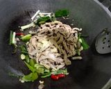 Foto langkah ke 3 dari resep Tumis Usus Ayam.