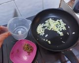 Foto langkah ke 3 dari resep Keto Stir Fried Chicken Noodles |High Protein, Low Calorie, Sugar Free.