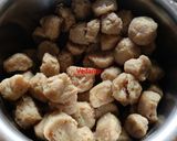 A picture of step 1 of Soya Chunks sabzi.