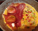 Foto del paso 3 de la receta: Tortilla de verduras rellena de serrano y queso