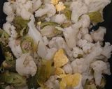 Foto del paso 4 de la receta: Pastel de coliflor gratinado con pasta de berenjena (baba ganoush) y brucelas