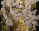 Foto del paso 4 de la receta: Pastel de coliflor gratinado con pasta de berenjena (baba ganoush) y brucelas