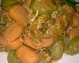 รูปขั้นตอนการทำที่ 5 ของ ผัดบวบใส่ไข่และฮอทดอก (Stir Fried Zucchini with Egg and Hot Dog)