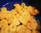 Une image de l'étape 1 de Écailles de carottes sur mousse de pois chiches et lentilles.