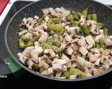 Foto del paso 1 de la receta: Huevo a la plancha con champiñones y trigueros