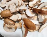 Foto del paso 2 de la receta: Contramuslos en salsa de setas y champiñón