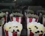 Foto langkah ke 8 dari resep Cheese & Chocolate Chip Cupcakes.