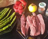 Une image de l'étape 1 de Aiguillettes de canard et poêlée d'asperges vertes et fraises.