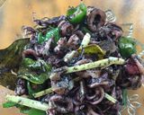 Foto langkah ke 4 dari resep Tumis cumi cabai hijau.