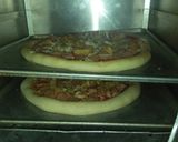 Foto langkah ke 4 dari resep Pizza Simple enak.