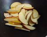 Foto del paso 1 de la receta: Manzanas caramelizadas con vino dulce, semillas y especias