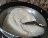 केसरिया नारियल की बर्फी रेसिपी चरण 2 फोटो