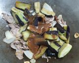 รูปขั้นตอนการทำที่ 3 ของ มะเขือม่วงผัดซอสมิโซะ