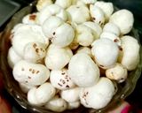 A picture of step 1 of Makhana Raita.