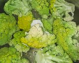Foto del paso 1 de la receta Coliflor verde en salsa marinera