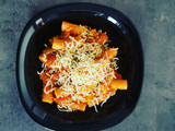 Rigatoni con Salsa de tomate, calabacín y atún