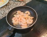 Foto del paso 3 de la receta: Huevos fritos con gambas al ajillo en un plis plas