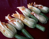 Foto del paso 3 de la receta: Flores de calabacín rellenas de queso