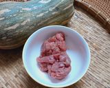 Hình bước làm 1 của món Bí đỏ xào bò tóp mỡ