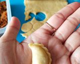 Foto langkah ke 4 dari resep Pastel Mini Isi Abon.