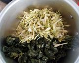 Foto langkah ke 2 dari resep Oseng daun singkong bunga pepaya.