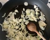 Une image de l'étape 1 de Chausson aux pommes & camembert avec des oignons.