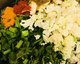 A picture of step 3 of Spring onion pakodi.