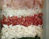 Foto del paso 2 de la receta: Mini hamburguesas de pechuga de pollo, espinacas, jamón y queso