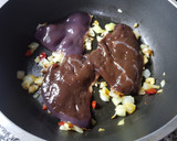 Foto del paso 1 de la receta: Hígado con cebolla y ajo 🤤