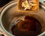 【老菜脯麻油松阪雞佛湯】大雪節氣燉湯，瑞氣嫩Q好滋養的食譜步驟2照片