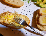 Foto del paso 4 de la receta: Bocaditos de queso, pollo y aguacate 🥖 🧀🍗 🥑