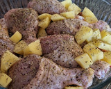 Foto del paso 2 de la receta: Muslitos de pollo con patatas al romero