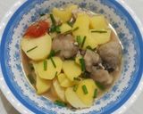 Hình bước làm 4 của món Canh khoai tây hầm nấm rơm