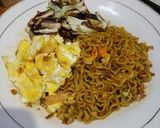 Foto langkah ke 6 dari resep Kreasi Mie Instan: Mie Yamin Minyak Bawang.